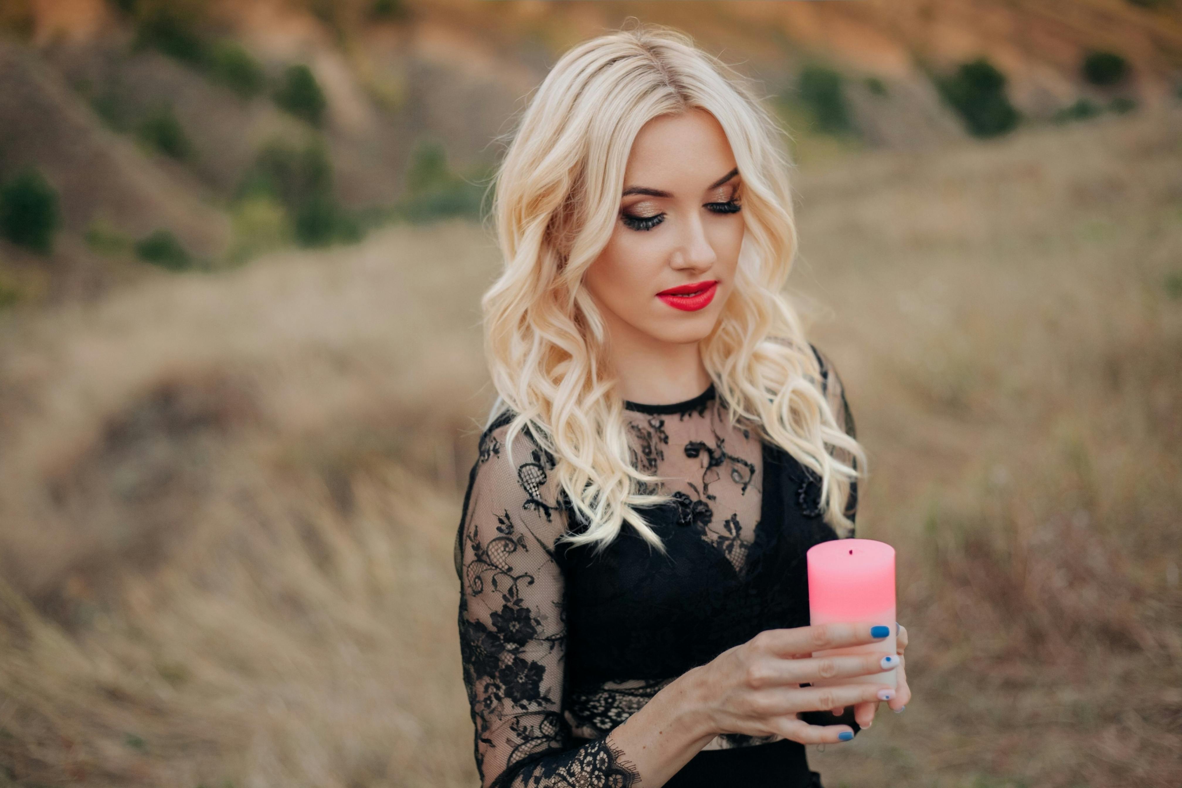 人物表情与沟通的内容创作案例画面